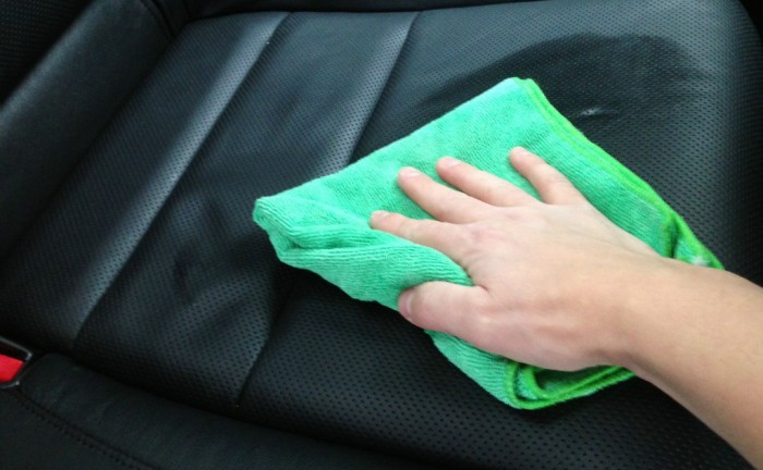 L'aspirapolvere per pulire ogni angolo del sedile dell'auto